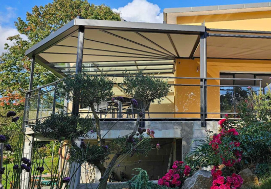 Pergolux adossée avec store néo