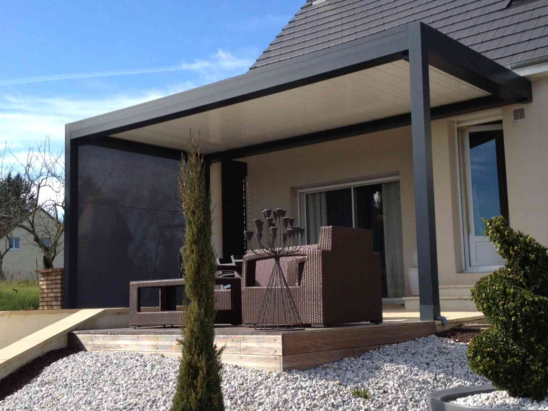 Pergola avec store lat&eacute;ral