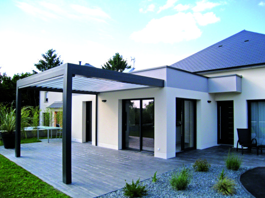 pergola adoss&eacute;e r&eacute;alis&eacute;e pr&egrave;s de Mayenne